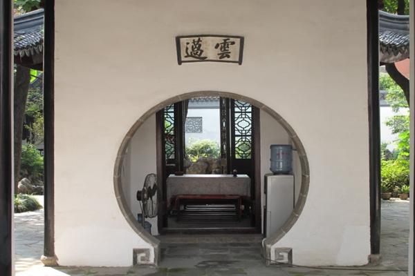 云薖园建成后，杨味云曾经在里边住过一段时间。
一日，有客人拜访，参观之后，笑着问