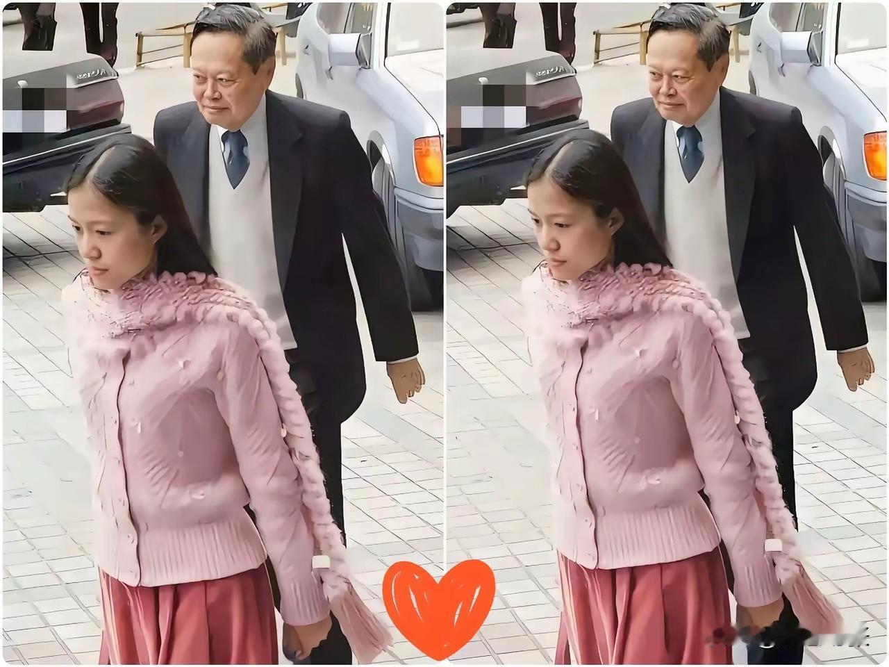 2004年，28岁的翁帆裹着粉红围巾，82岁的杨振宁西装笔挺，两人领证同框，那画