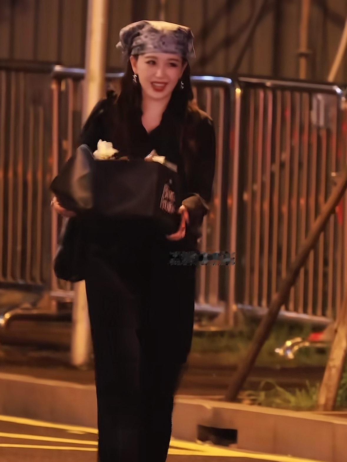 你是说阚清子姐姐送粉丝的这一箱东西是她的爱马仕配货小礼物我现在去长沙还来得及吗