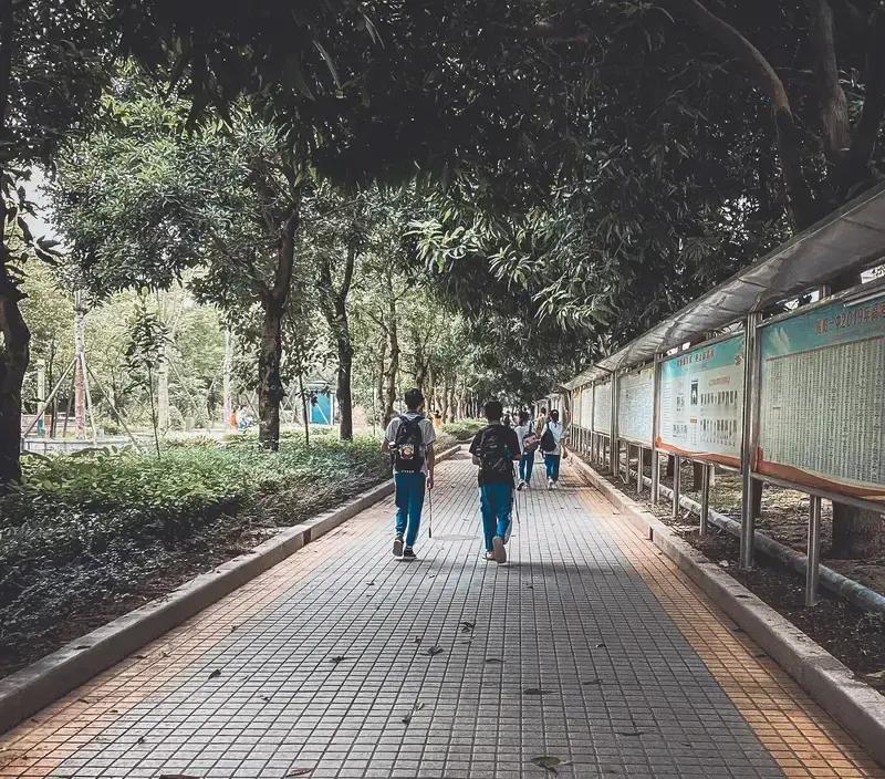 看到这段话，我手里刚点燃的烟愣是烧到了手指头都没发觉
这哪里是中年感悟，分明是把