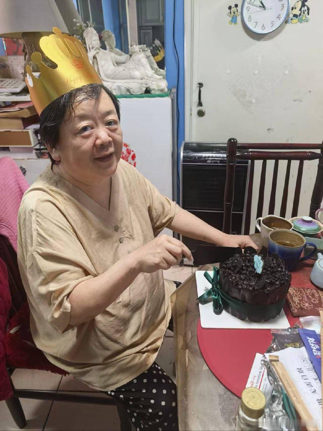 性格温和我是六十年前的今天，傍晚八点，出生在上海瑞金医院当时下着雷阵雨。满大街都