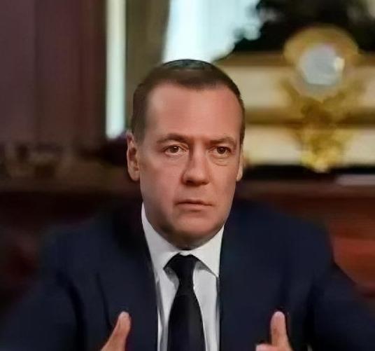 俄罗斯政坛的重要人物梅德韦杰夫突然放出核威胁警告，直接点到了乌克兰、英国和法国！