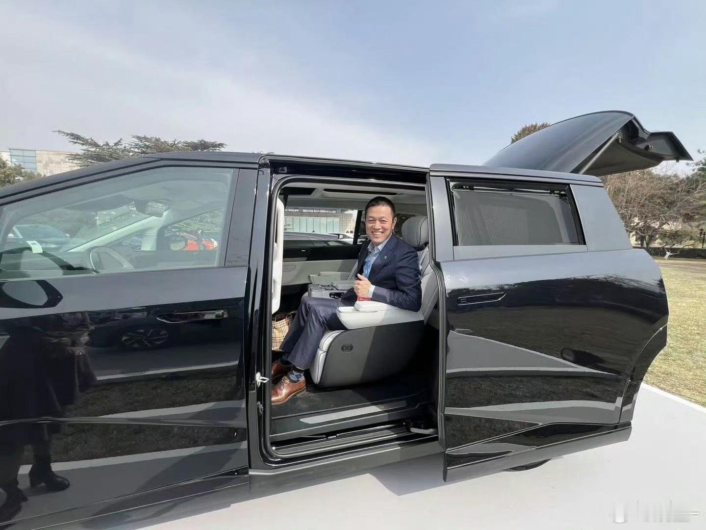 今天在汽车百人会上，何小鹏自费5折给李斌买车，然后李斌喜提小鹏x9，而且自打蔚来