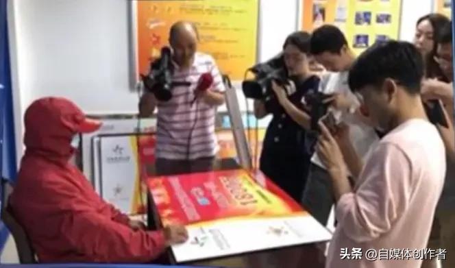 随手一注藏千万！邵阳大哥揣着头奖票看电影，四天后才知中奖
 
湖南邵阳的街头，藏