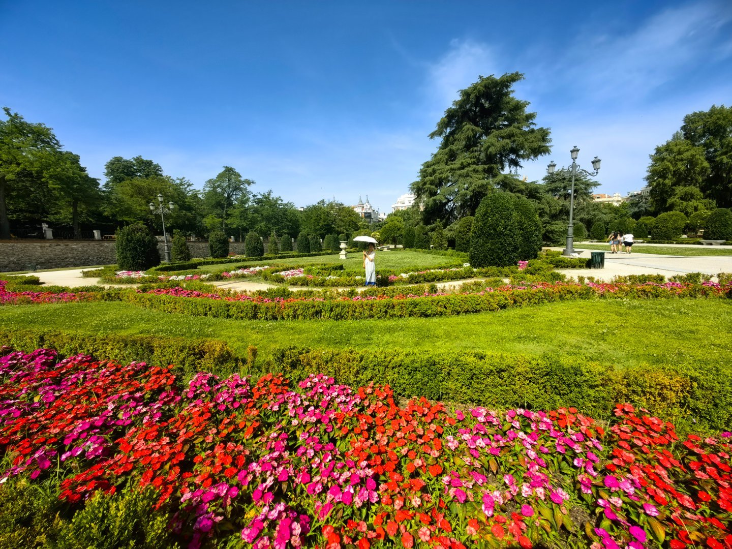 丽池公園原来是皇家花园，面积不小，但今天气温高达37°C，没有任何游兴了。 西班