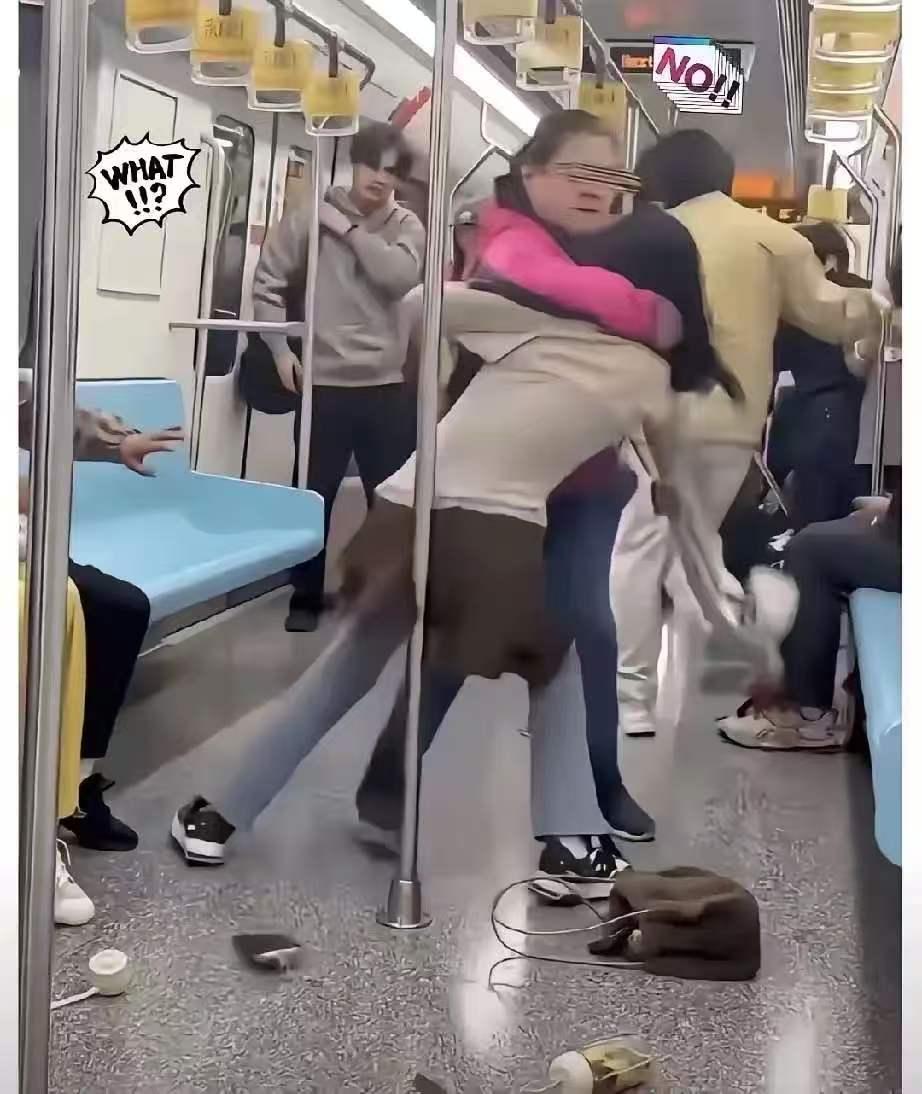 上海地铁站两女子这架打的妙，不是支持谁，而是终于有年轻人敢还手了。

在人们的心