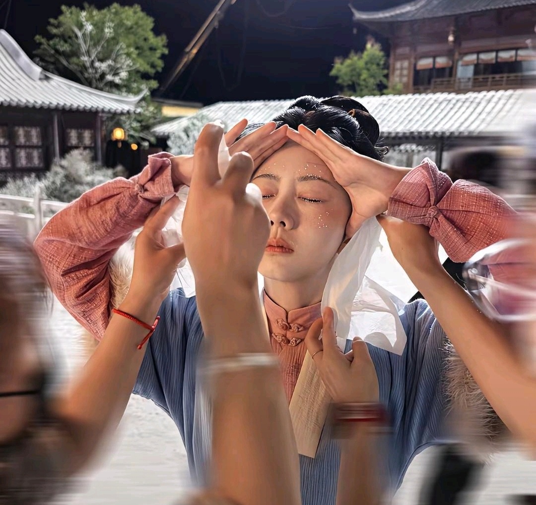 兰香如故里谭松韵拍冻伤妆，化妆师往她脸上扎了6到7个小时的针。这不是什么医美，是