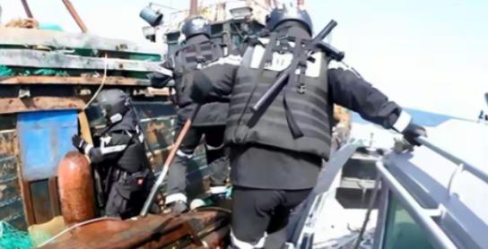 闹出人命了！5月9日黄海海域韩国军警在白翎岛附近强扣两艘中国渔船，执法中一名40