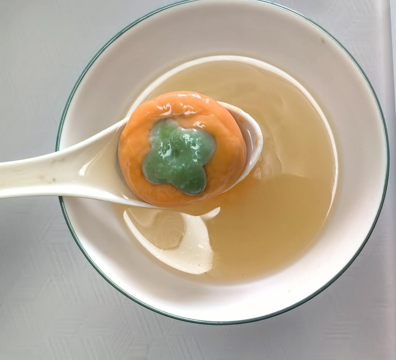昨天逛超市，被“柿柿如意”汤圆吸引住了！这包装新颖到我一眼就相中，汤圆做成了柿子