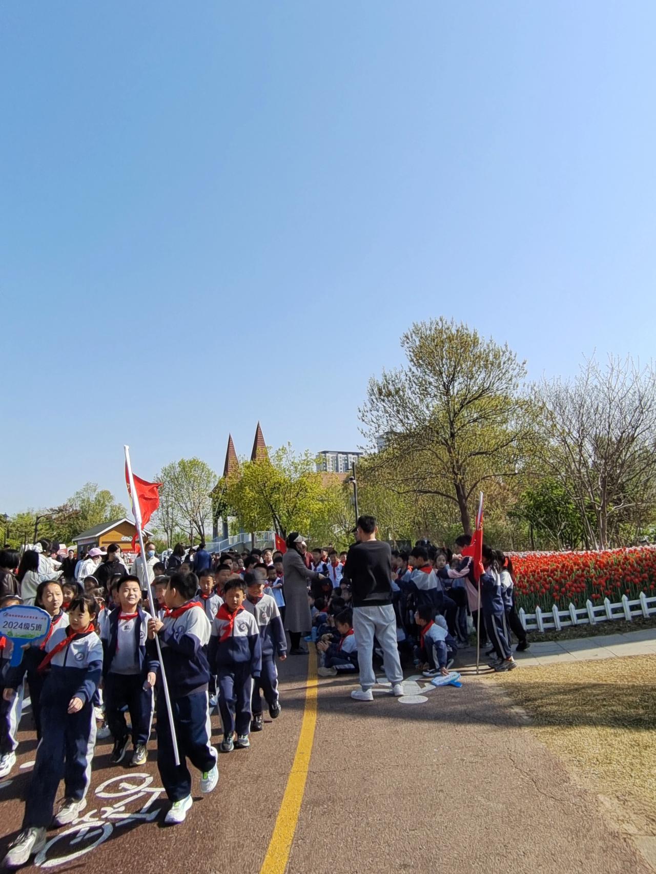 晨光正好，心身轻松，新的一天元气满满！生命在于运动，早上起床就去锻炼！走一走，看