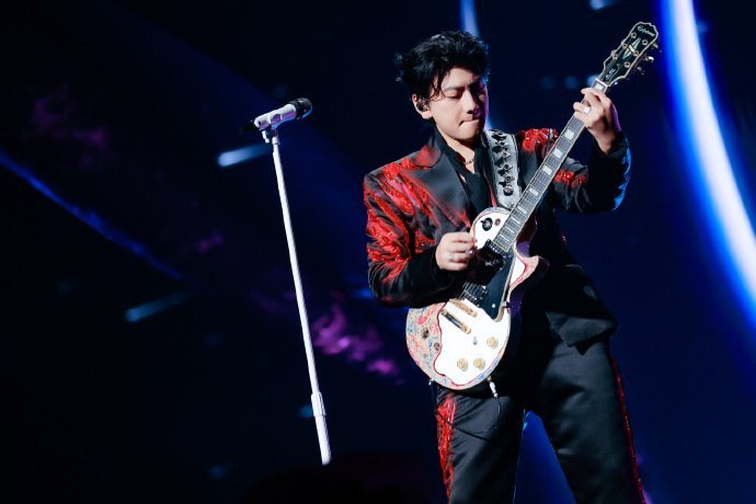 海来阿木《不如见一面》巡演临沂站也太有梗了吧！ 开场就忍不住炫耀山东粉丝送的“硬