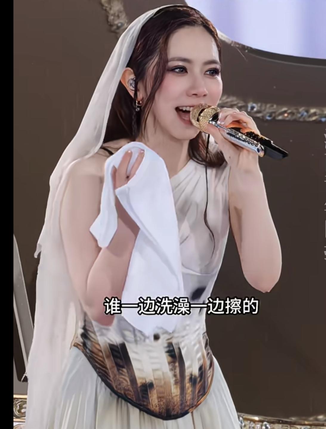 被邓紫棋美到了！雨下得越大，邓紫棋越美丽。

深圳演唱会上，雨下了三个小时，邓紫