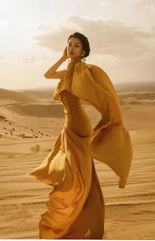 胡杏儿敦煌大片惊艳来袭！单肩挂脖裙装，勾勒绝美身姿。于敦煌古韵间，气场与仙气完美