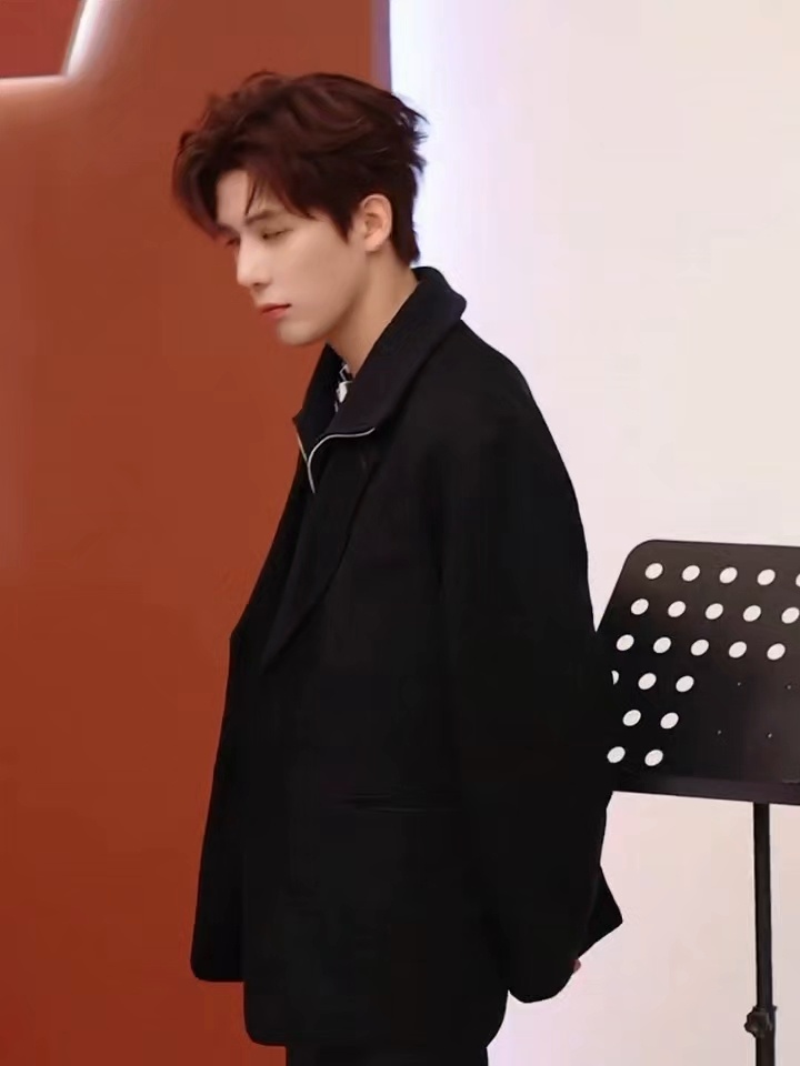 王安宇 随性定格自在瞬间，氛围感松弛又有型。举手投足尽显少年利落气质，风格百变魅