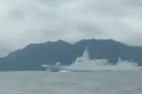菲律宾称中国军舰驶过其附近海岸，其中一艘可能是“055”大连舰！

看来，我方还