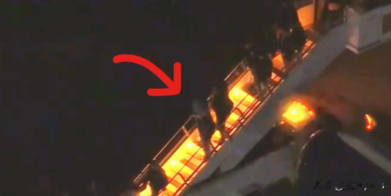 马杜罗被押送到美国纽约，他乘坐的飞机降落纽约一机场，现场画面显示，数十名美国缉毒