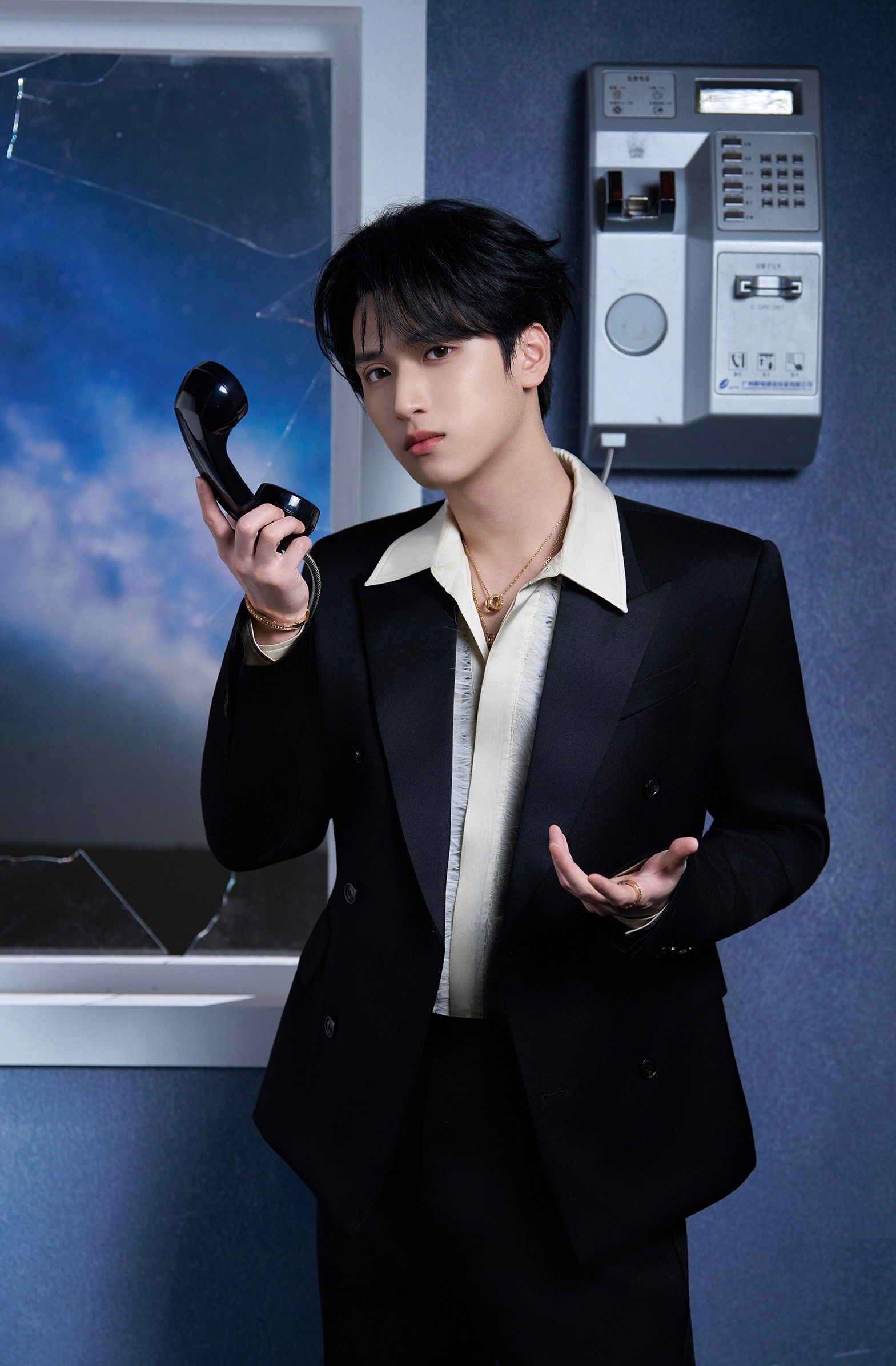 严浩翔 × 微博之夜 今日微博之夜活动造型 Look，黑色西装外套内搭Amiri