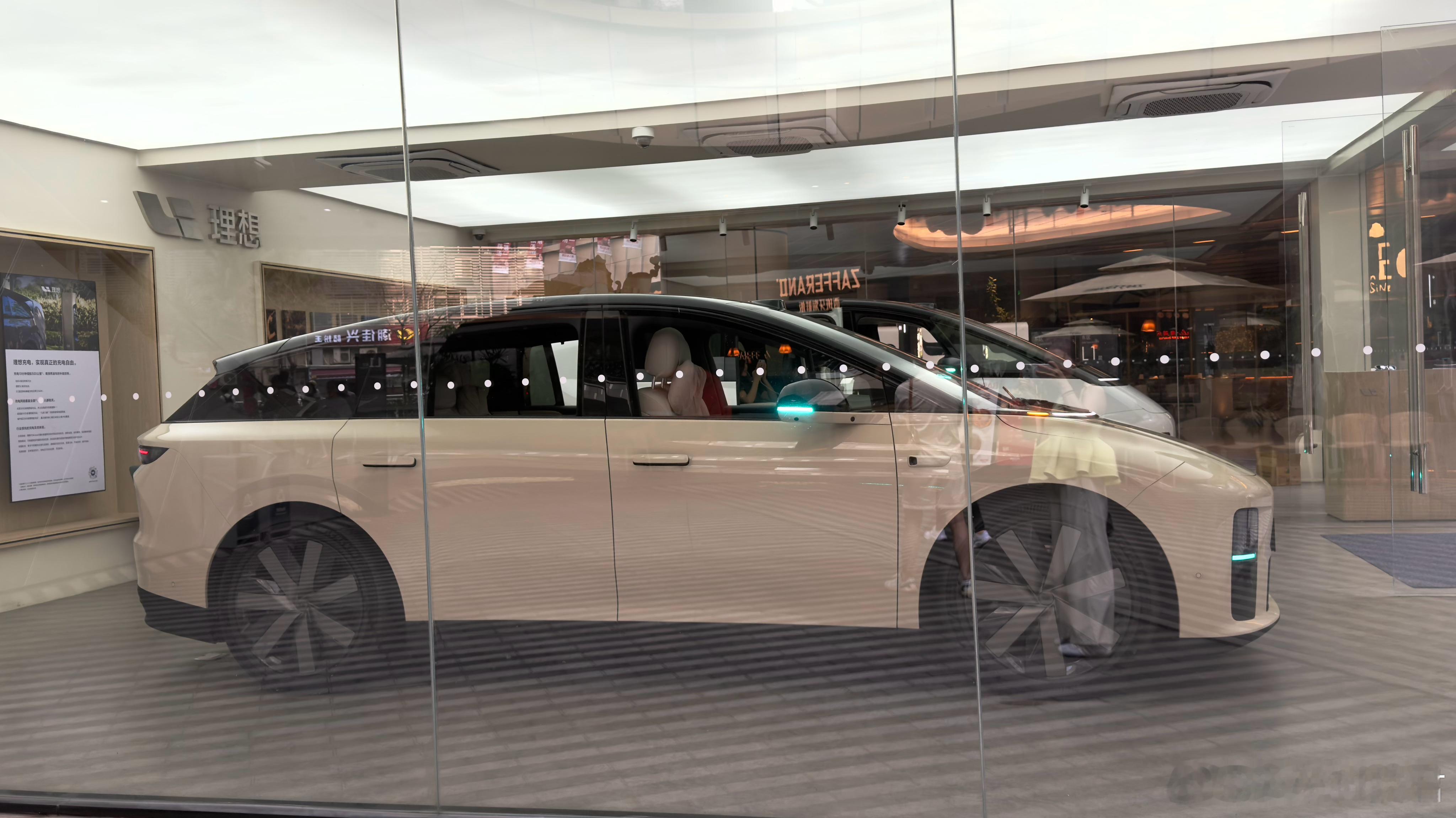 理想i6第10万辆量产车正式下线理想i6上市不到7个月就达成第10万辆量产车正式