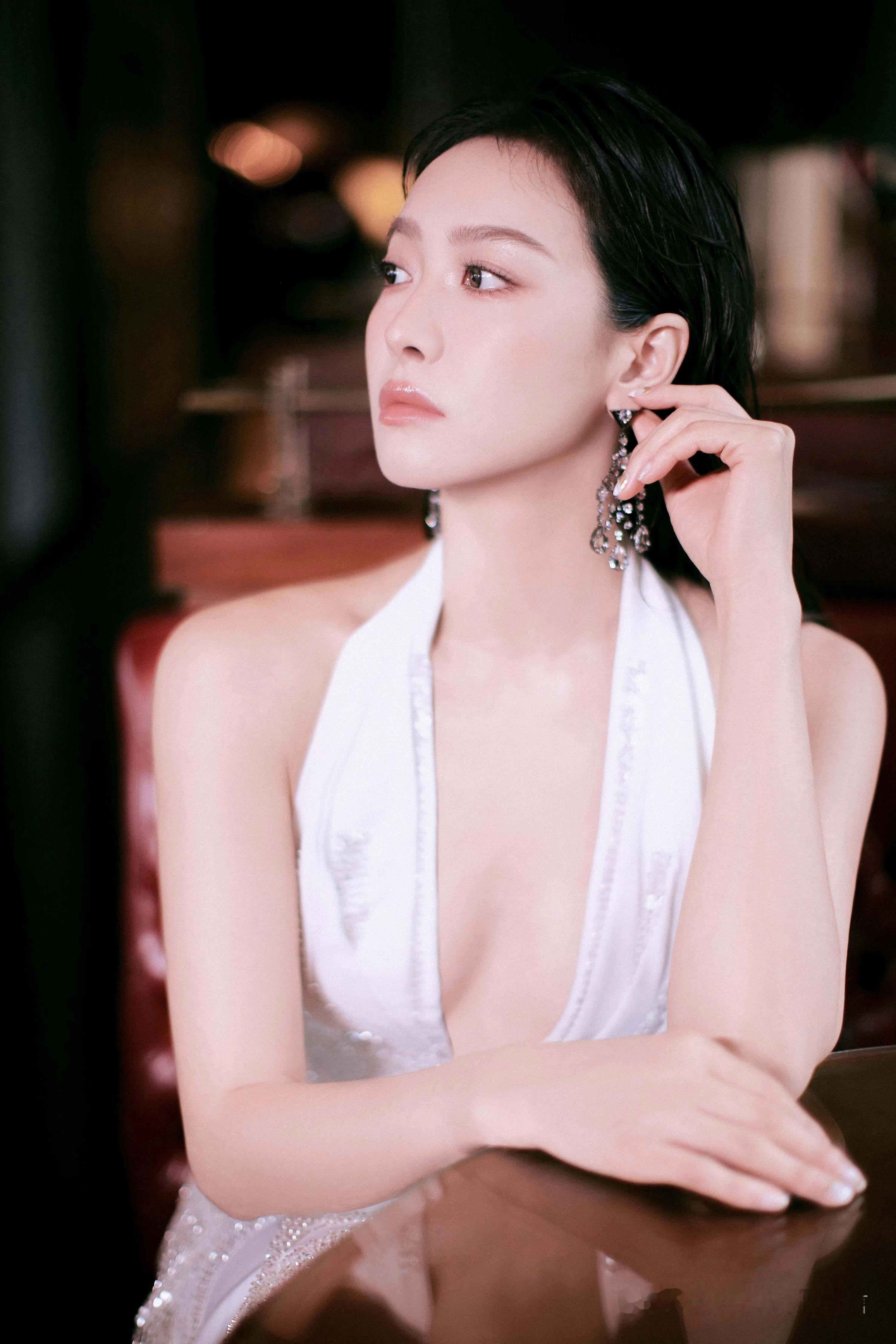 宋茜纯白流苏裙摆摇曳生姿，深V领演绎优雅高阶美学 ​​​
