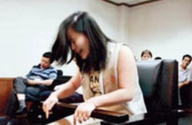 2006年，法庭审判中，死刑犯刘晶晶在被带至法庭时情绪极度失控，她语无伦次，泪水