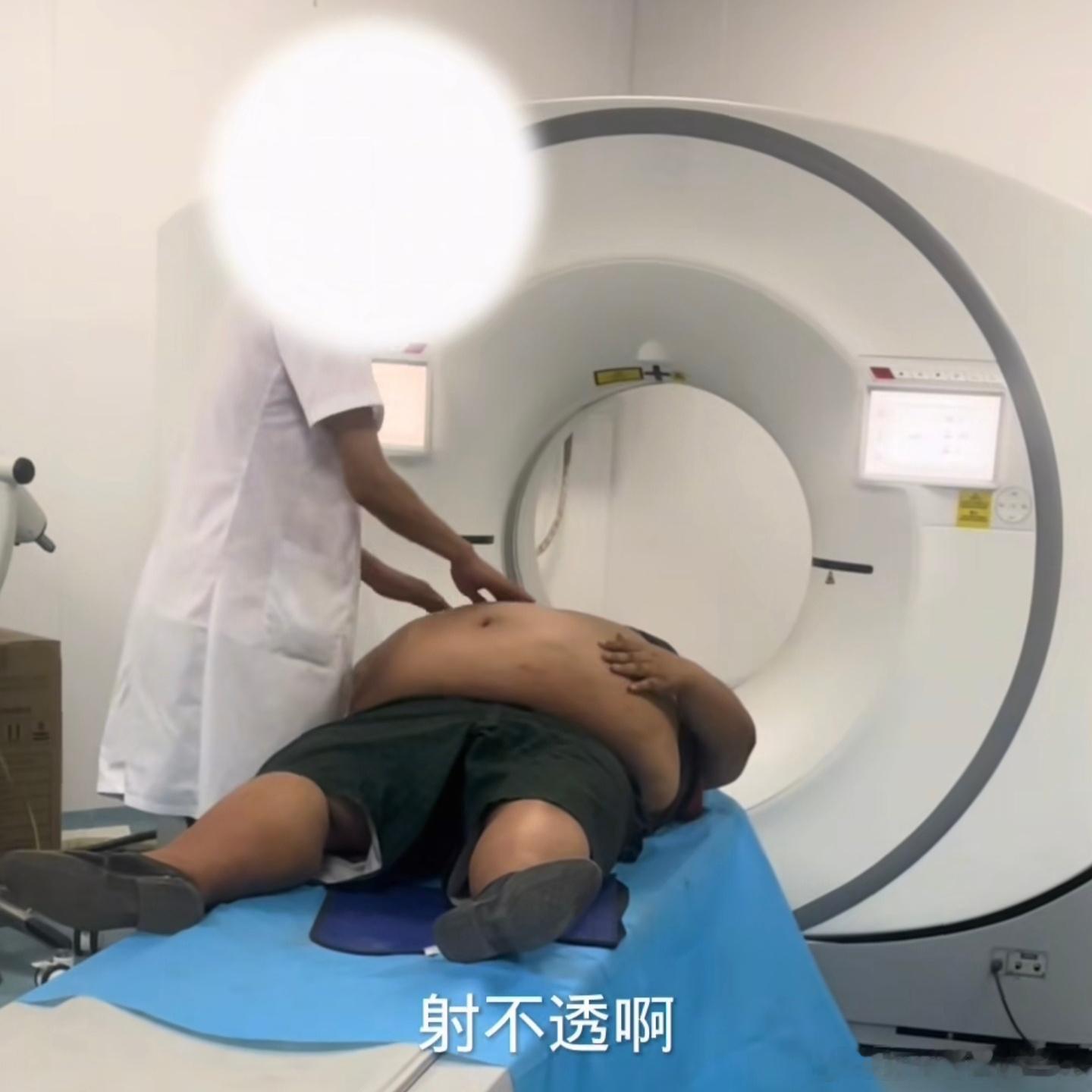 这个叫做良子大胃袋的网红属实挺另类，出车祸之后去医院做检查，连跑两家愣是拍不出片