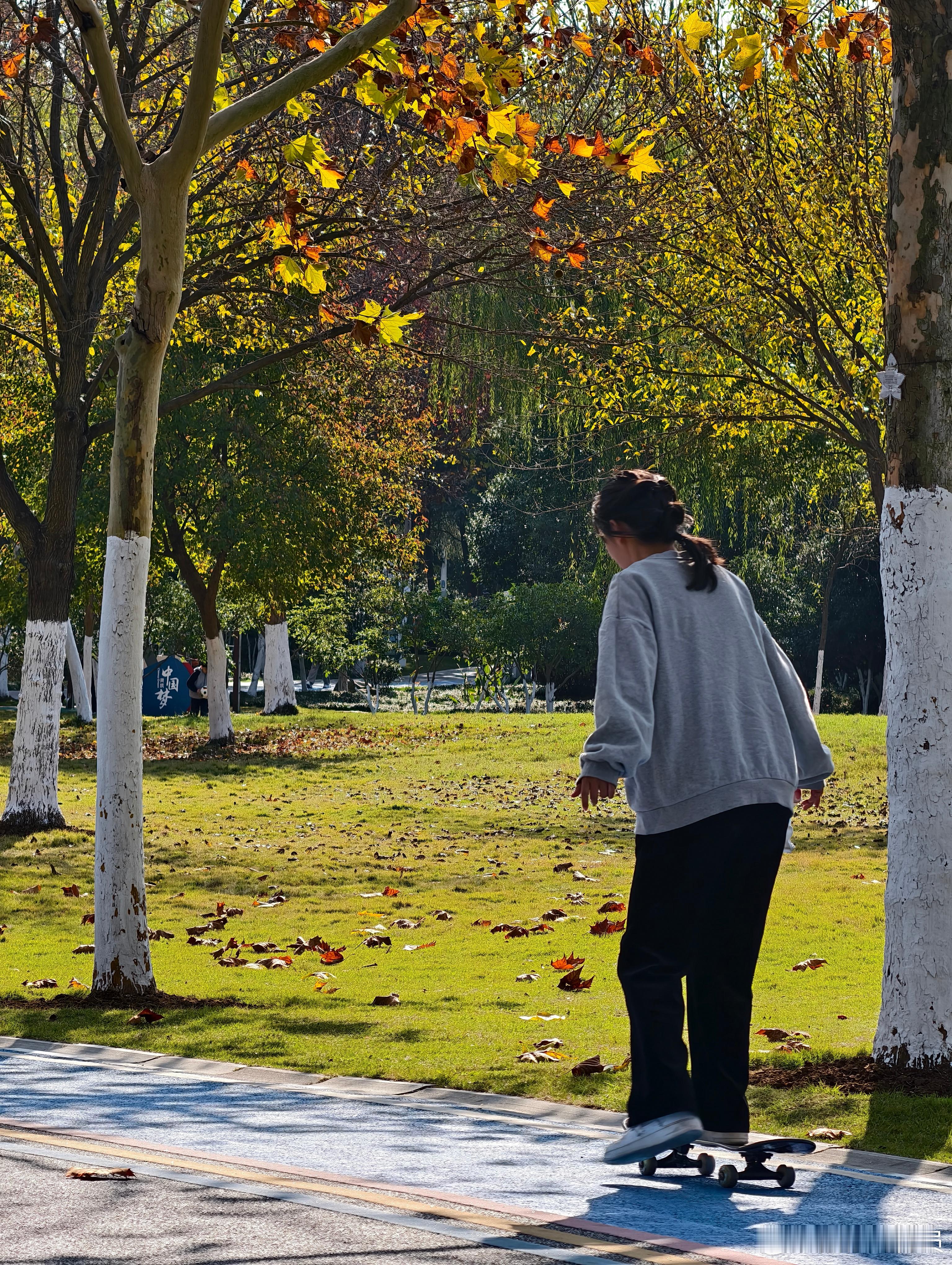 一直想玩滑板，奈何没有机会，有了孩子后，一切就好办起来，偷师学艺还是可以的[哈哈