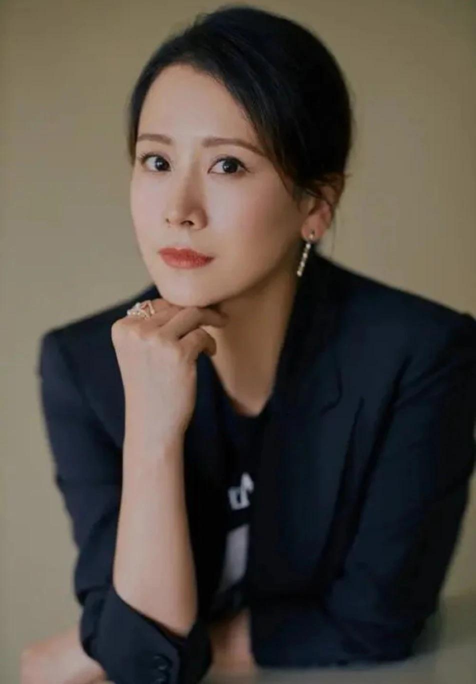 海清说她在拍《落地请开手机》里的角色需要她抽烟。开始她不会吸，看回放的时候演的不