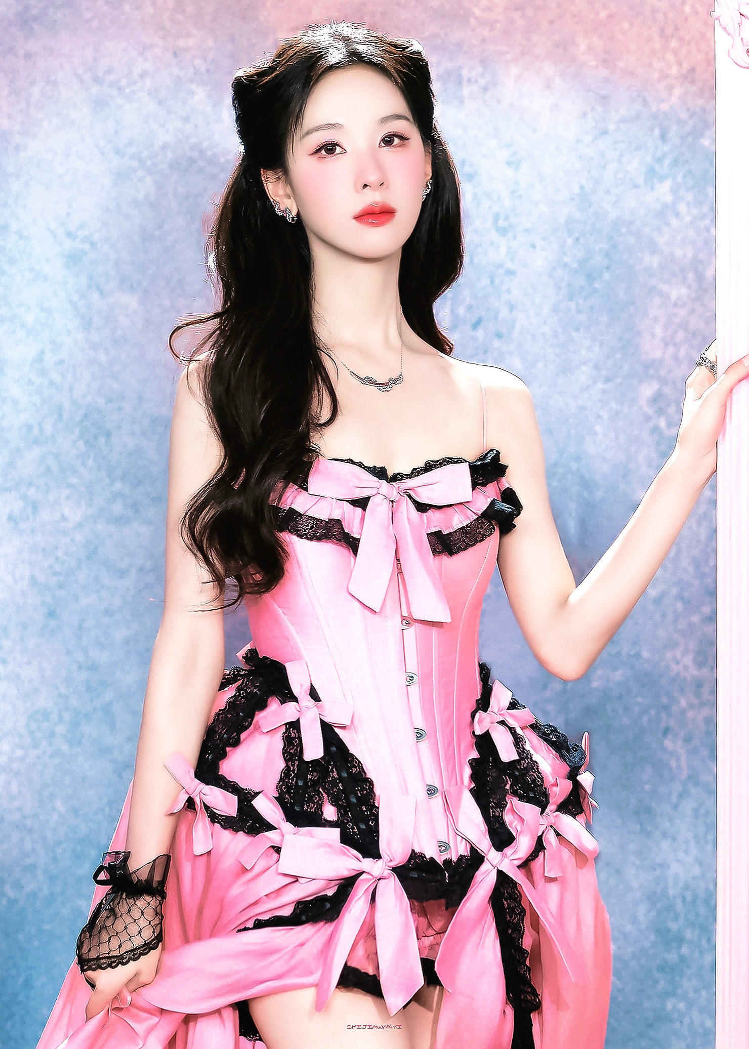 粉色霧氣瀰漫著🐰🎀 ✧⁺.  🗯️🖤-  陈都灵 