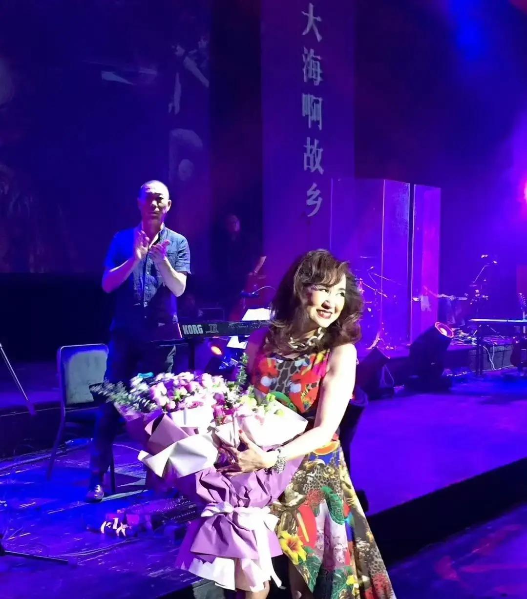 曾经唱红《太阳岛上》《牧羊曲》的那位甜美女歌手郑绪岚，现在已经67岁了，日子过得