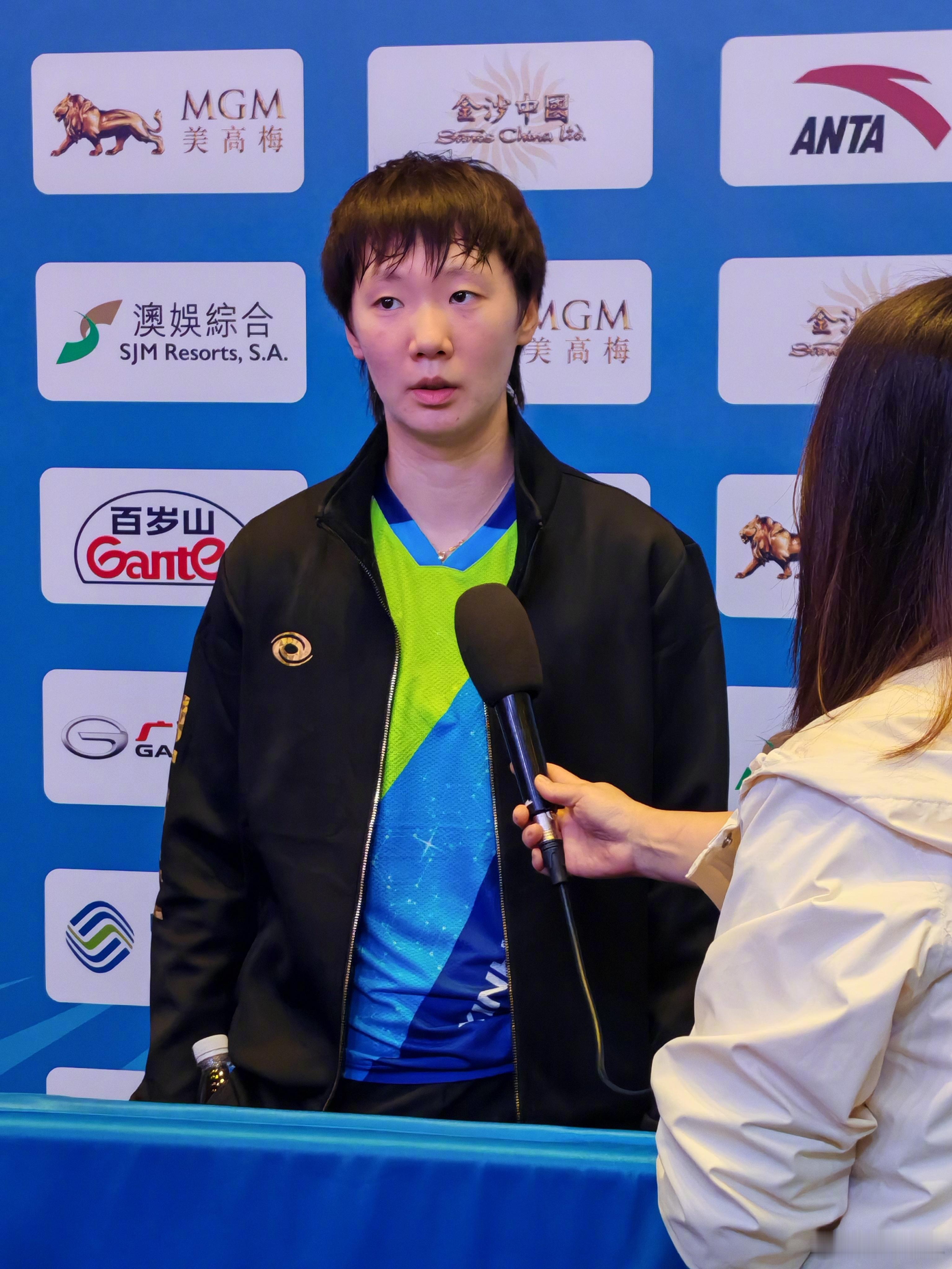 女单1/4决赛后，王曼昱在混采区接受媒体采访！ 