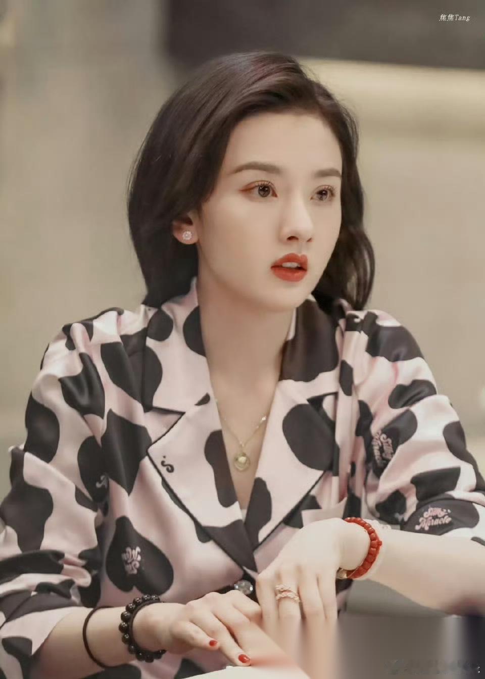 宋祖儿现代装真的很好看，看惯了她的古装造型，现在回过头来看看现代装一点都不逊色于