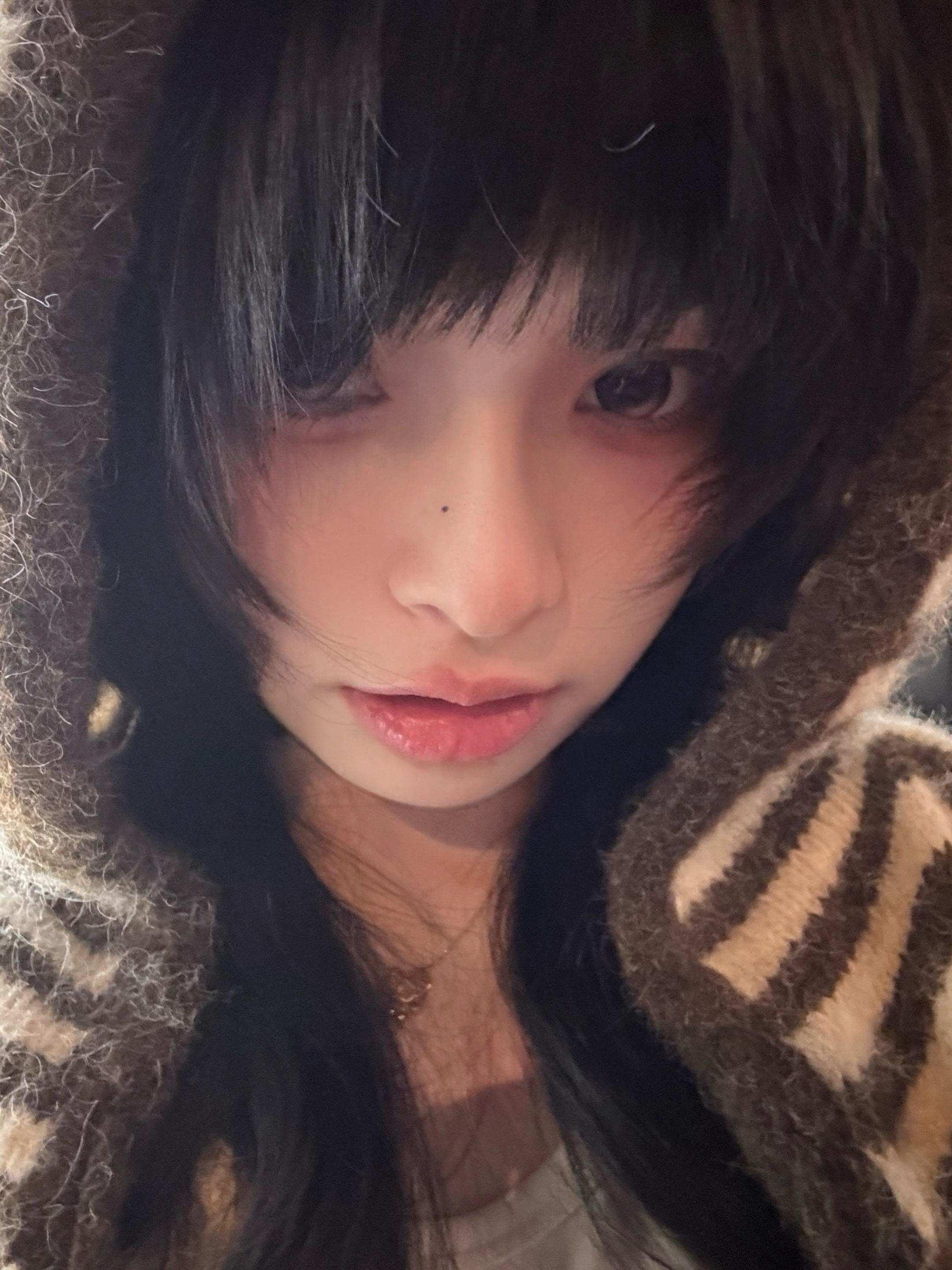 “我们不要在这里，跟我回去十八岁，躲到杜鹃花丛下，不要被命运找到。”