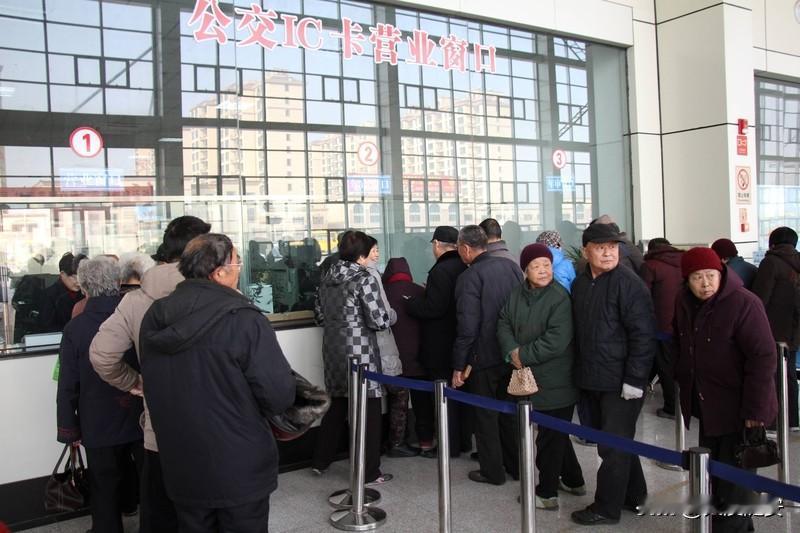 老年人免费乘车，是利国利民的大好事。农村大集，城市大集，超市旅游景点，增加了人气