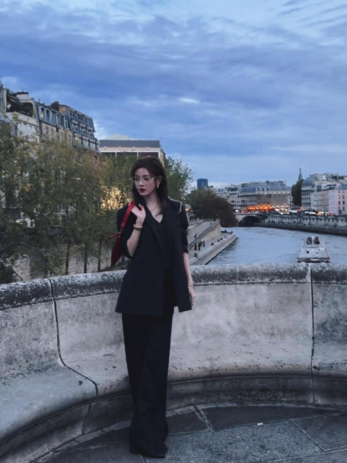 张予曦[超话] 张予曦请把这种风格焊在身上！又魅又美，斩男又斩女！张予曦在巴黎换