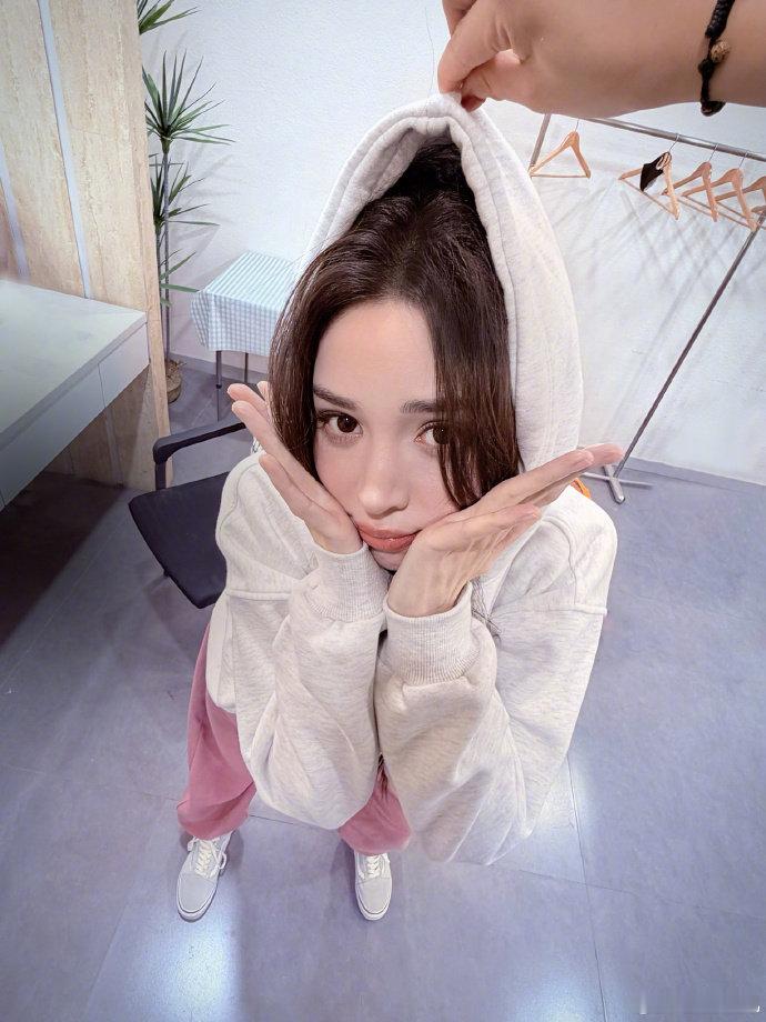 娜扎好像小手办 是谁又被这样的娜扎给可爱到，感觉她这组照片就像小手办一样，想踹口