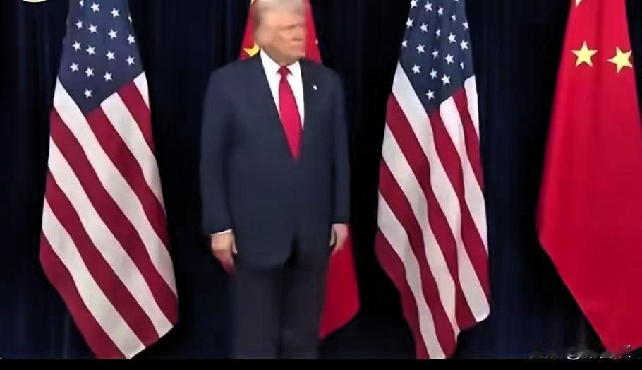 这反差简直颠覆认知！
前几天还在日韩享受“帝王级待遇”的特朗普，一到中方这儿立马