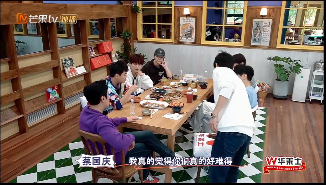 张远说他的孩子是忙内，都得宠着。
哈哈哈，考古这段快乐老友记真的笑抽了。
蔡国庆