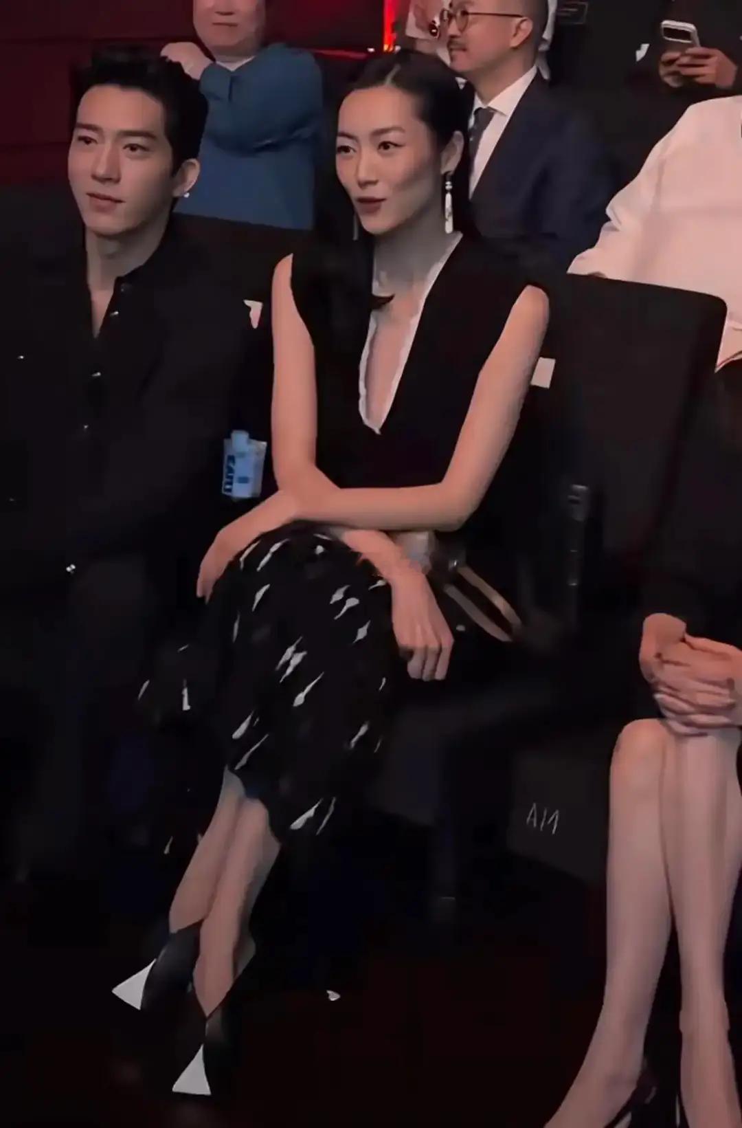 刘雯井柏然同框看秀！一袭香奈儿黑裙配单只耳钉，超模气场藏不住 ​​​