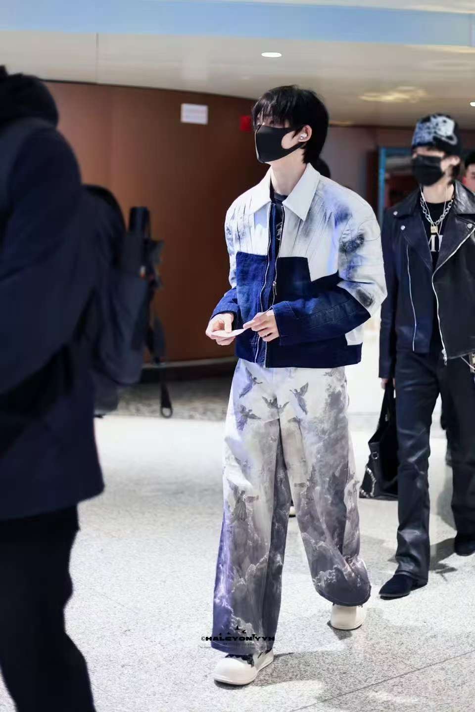 余宇涵肩宽 救命！余宇涵的肩宽真的自带氛围感✨ 宽肩窄腰的黄金比例，让他随便站着