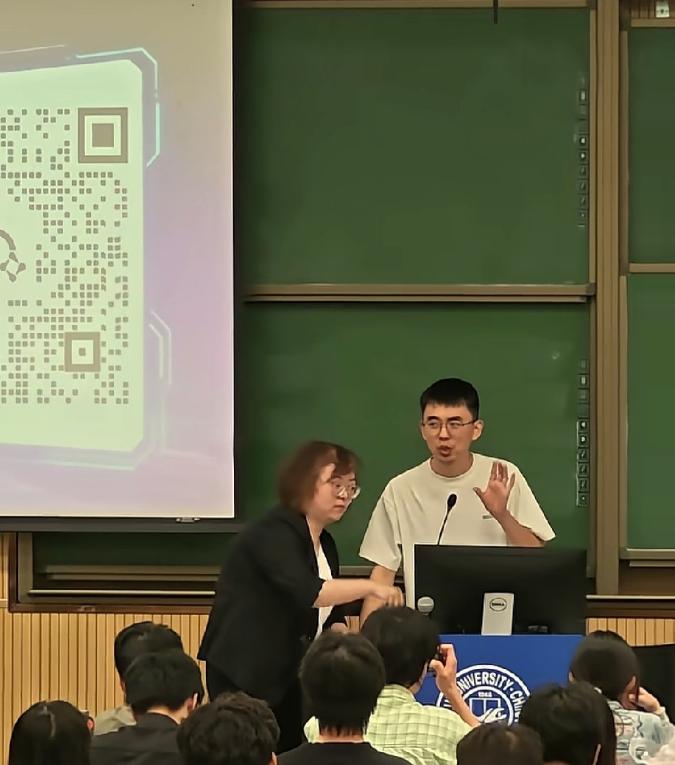 近期不少人都留意到耿同学已经回到吉林大学，从公开放出的校园宣传海报相关信息能够确