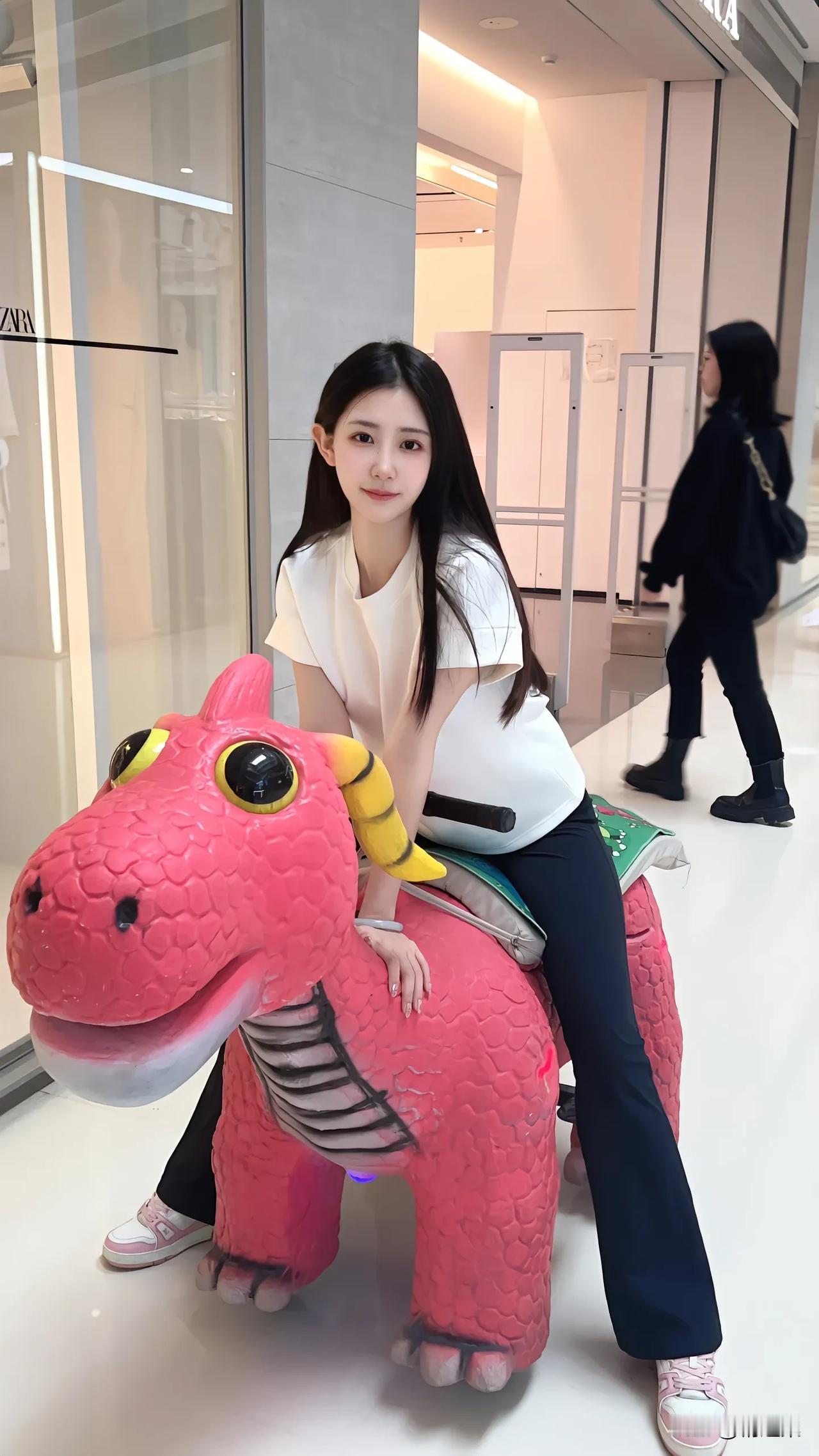 打卡商场的粉色小恐龙，可爱到爆！😍🐍💕