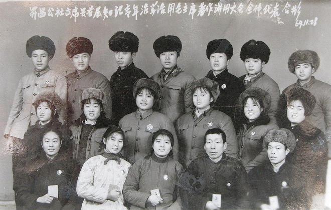 1973年，女知青黄丽萍携农村丈夫回宁波父母家，一进门，丈夫看到墙上挂着的照片大