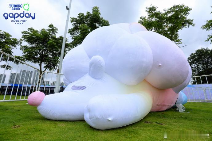 鹿晗音乐节治愈的乌托邦鹿晗稳稳接住所有粉丝的爱意，细心念出心愿，无人机诉说共同的