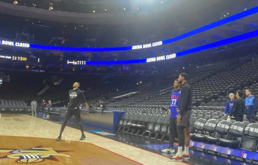 随队记者Ky Carlin表示，VJ·埃奇库姆和保罗·乔治今日早前投篮训练结束后