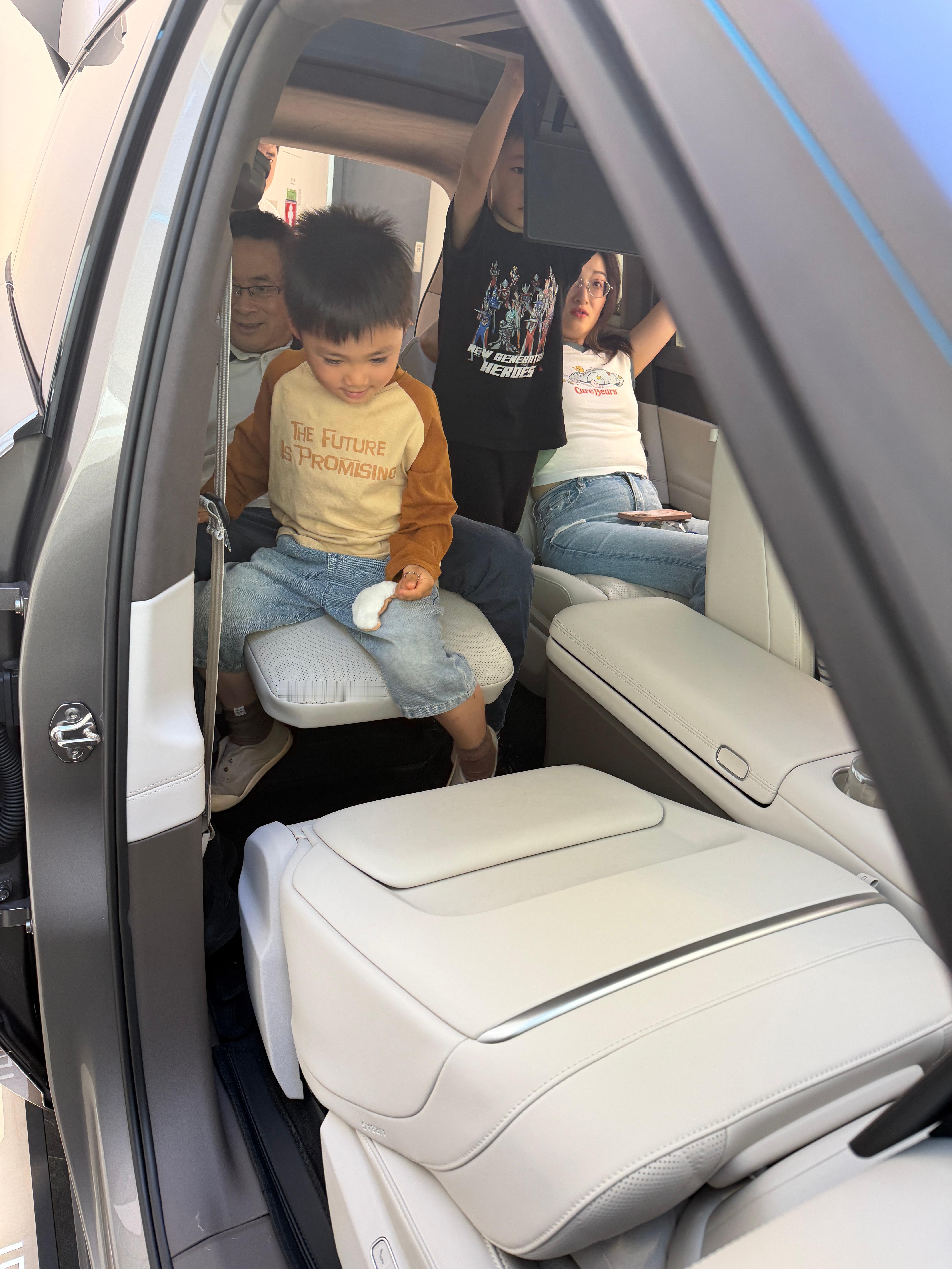 好友家要换新能源大六座suv，目前选择太多了，家门口有大众，我们推荐9x，他们很