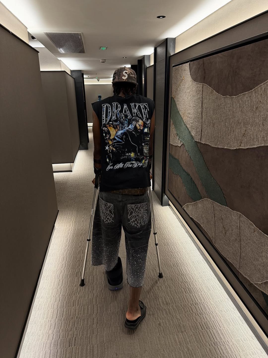 左脚脚踝重伤的比苏马会在今天返回伦敦，临行前他在个人社交媒体上写下了这样一段话：