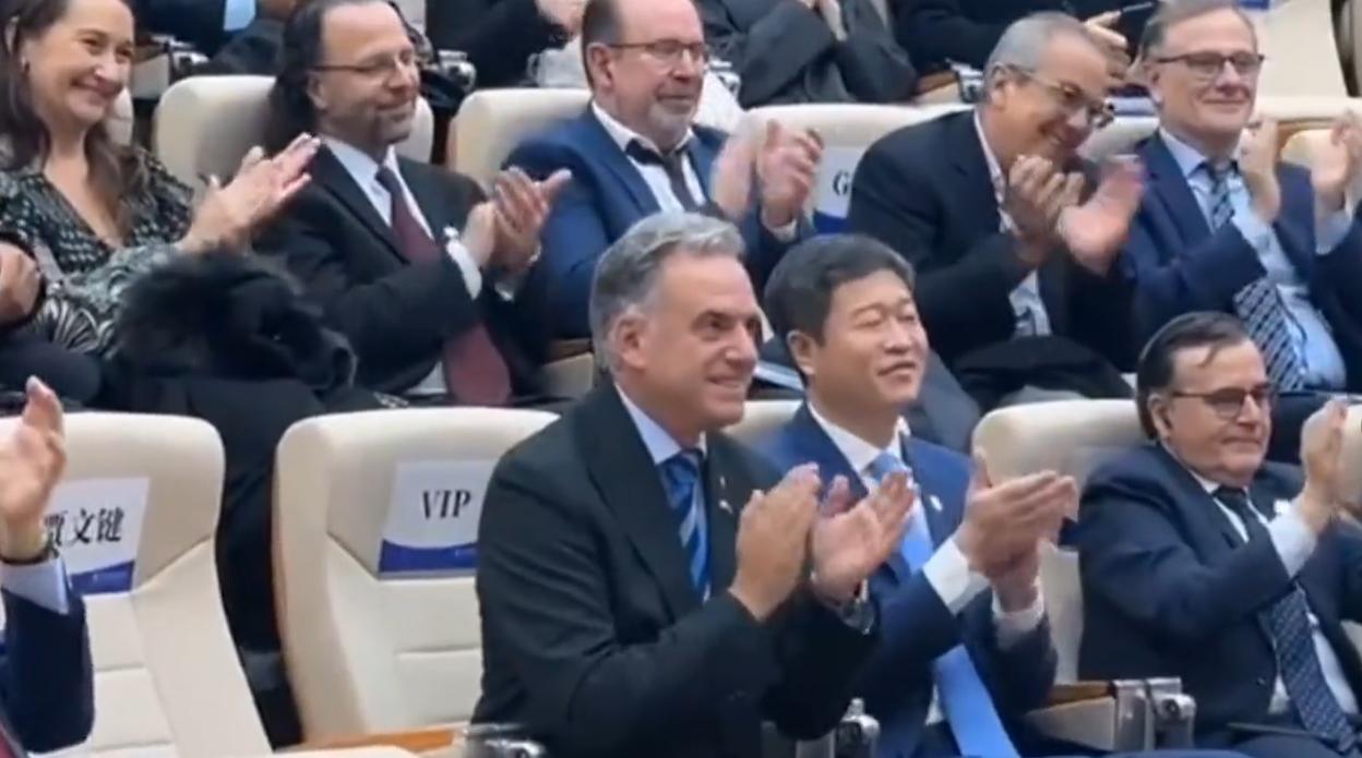 2月4日乌拉圭总统到访外国语学院，女大学生献唱乌拉圭歌曲《你的裙子》，这位唱歌的