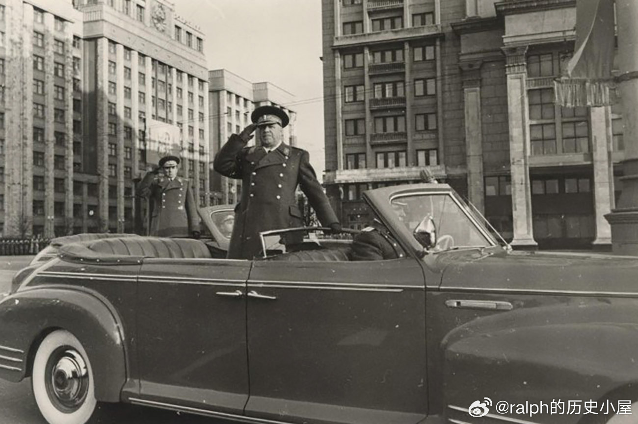 1955年5月1日相隔10年后，朱可夫再次担任阅兵首长军事历史全触达