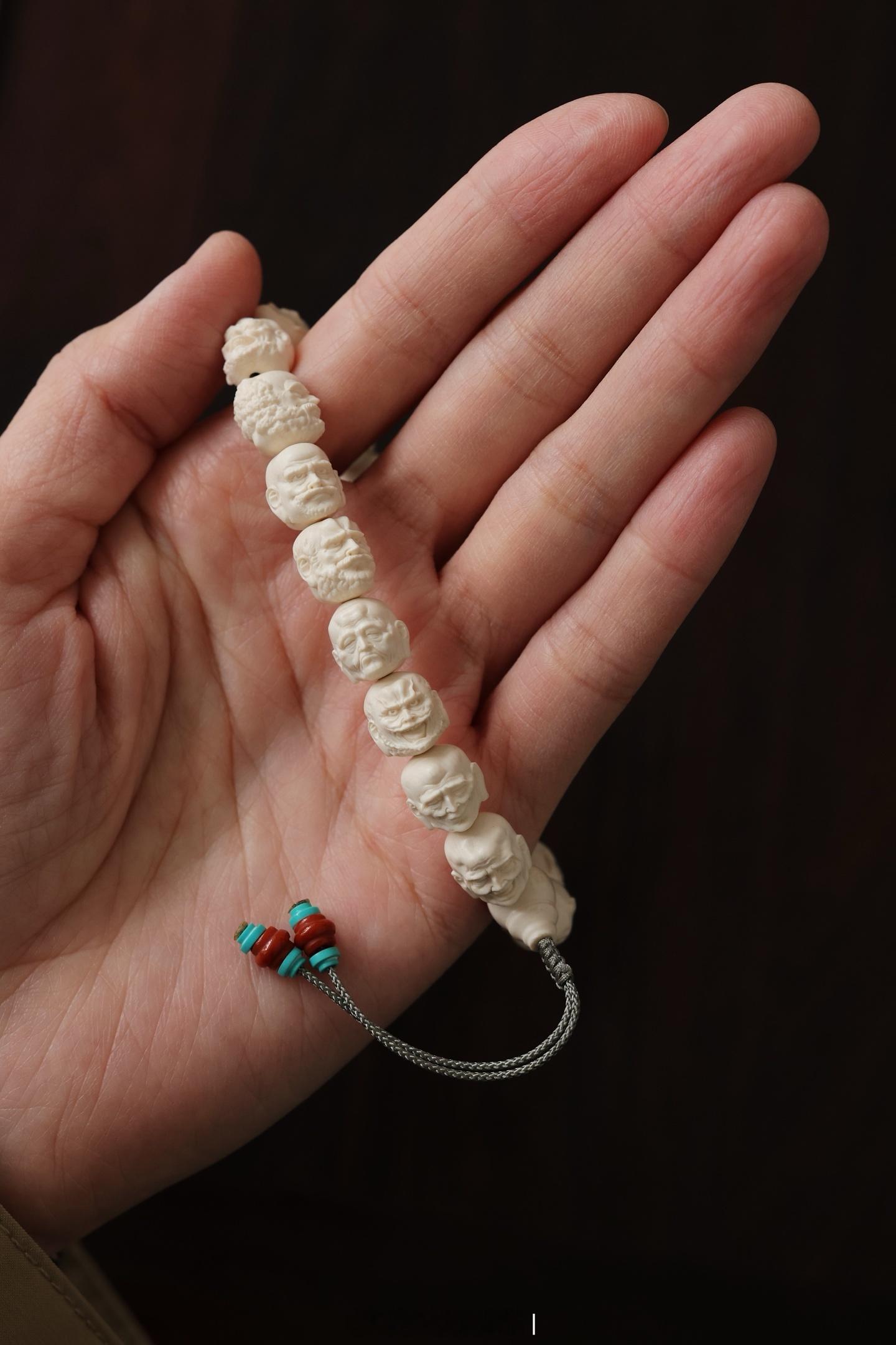 猛犸 | 十八罗汉 小手串 料质凝润，雕工古拙，双面十八罗汉或肃穆或慈祥或悲悯或