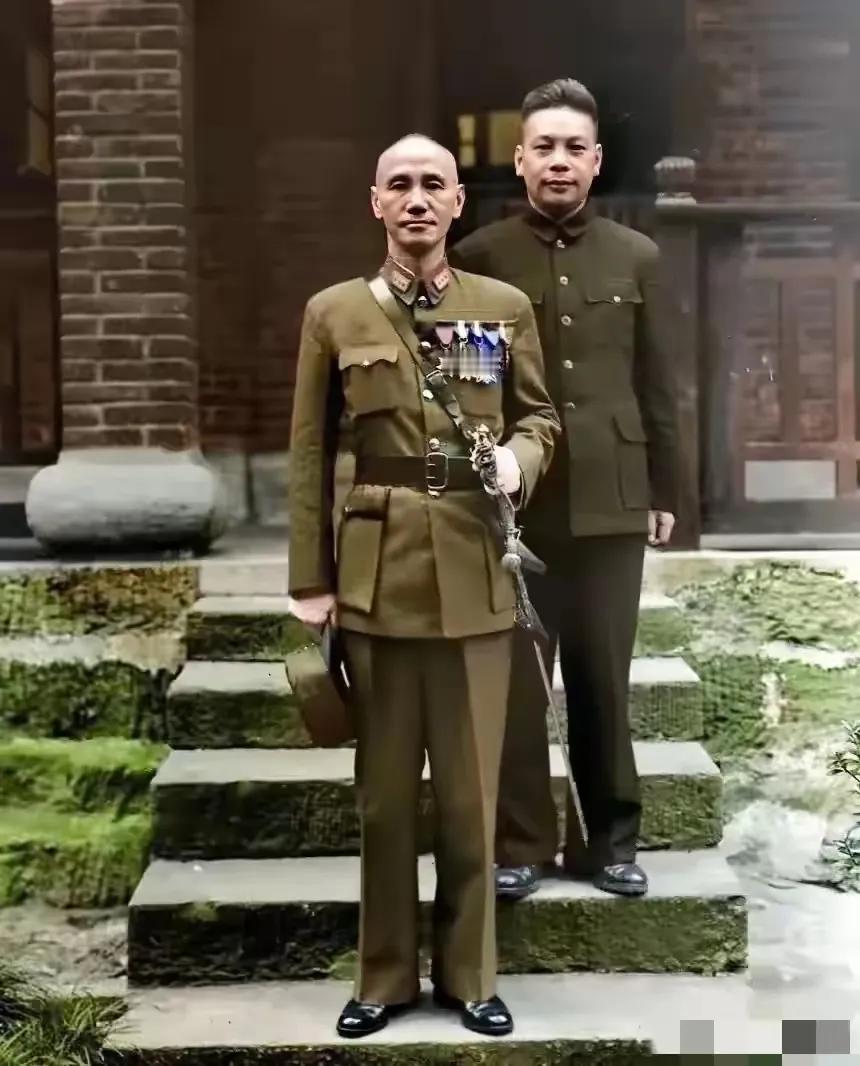 有人说，蒋介石与蒋经国长的不像，虽是父子，但外人看来，好像不是亲生父子一般。
蒋
